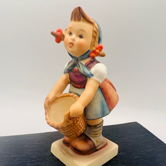 Vintage HUMMEL Goebel #73 Little Helper 4.5” girl with basket